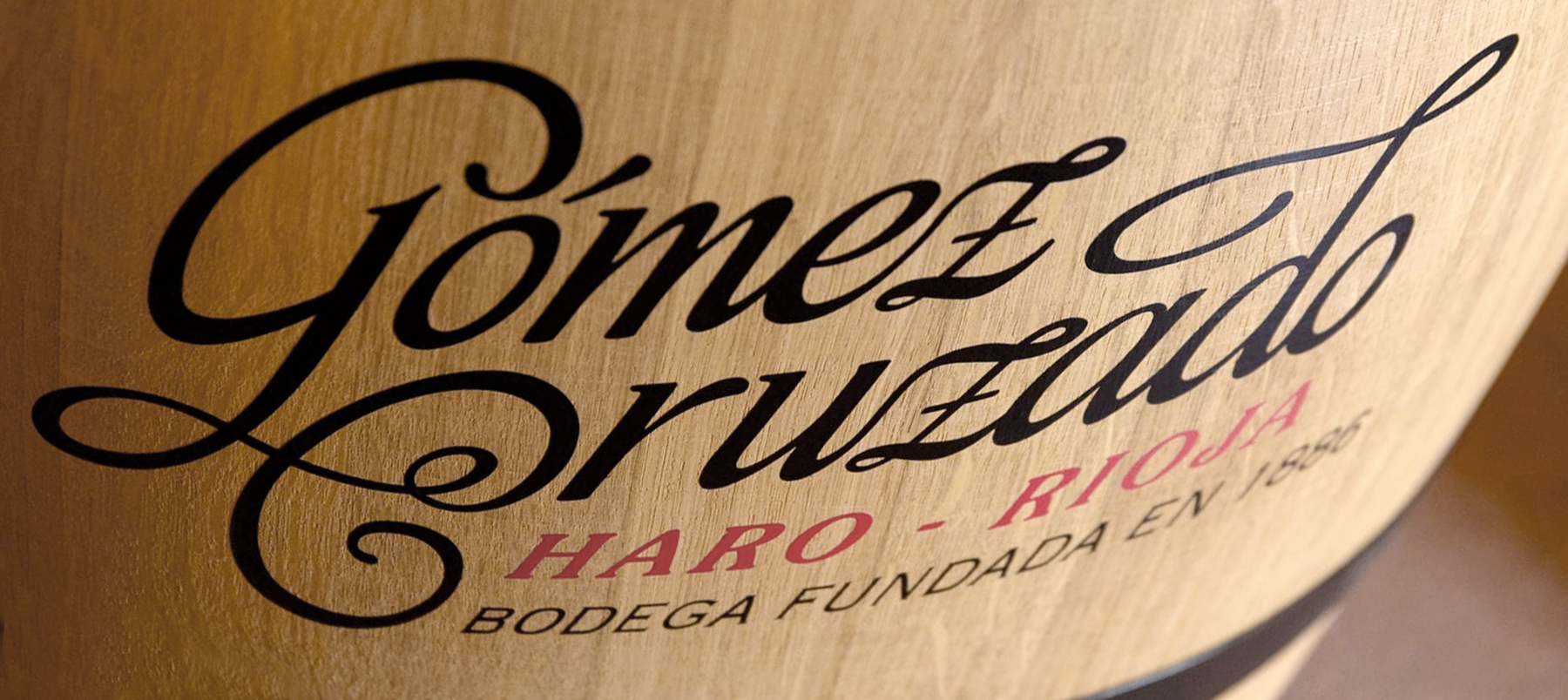 Beczka z logo Gomez Cruzado – winiarnia w Haro, Rioja, której wina dostępne są w sklepach Festus.