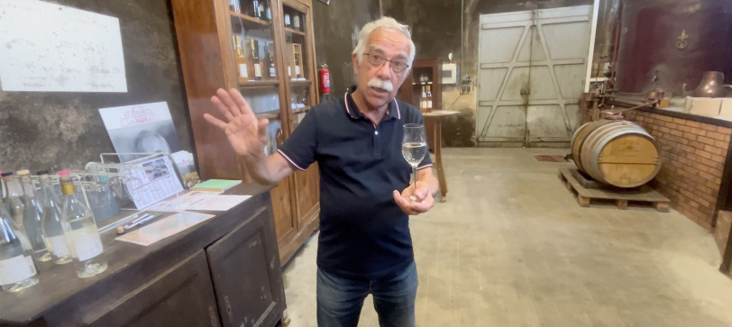 Paul Giraud, rzemieślniczy producent koniaku z Cognac w swojej destylarni