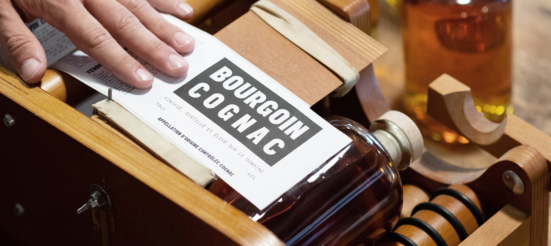 Butelkowanie Bourgoin Cognac – minimalistyczna etykieta na butelce koniaku