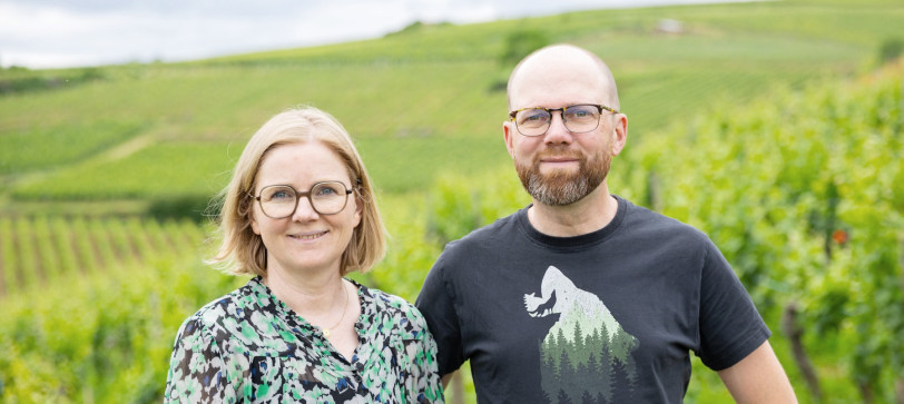 Właściciele Domaine Muré na tle winnicy Clos Saint Landelin w Alzacji - Festus.pl