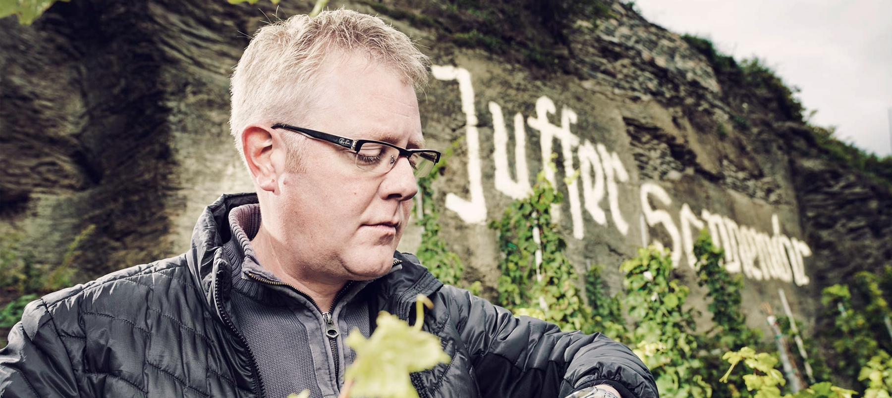 Oliver Haag na tle winnicy Juffer Sonnenuhr w Braunebergu.