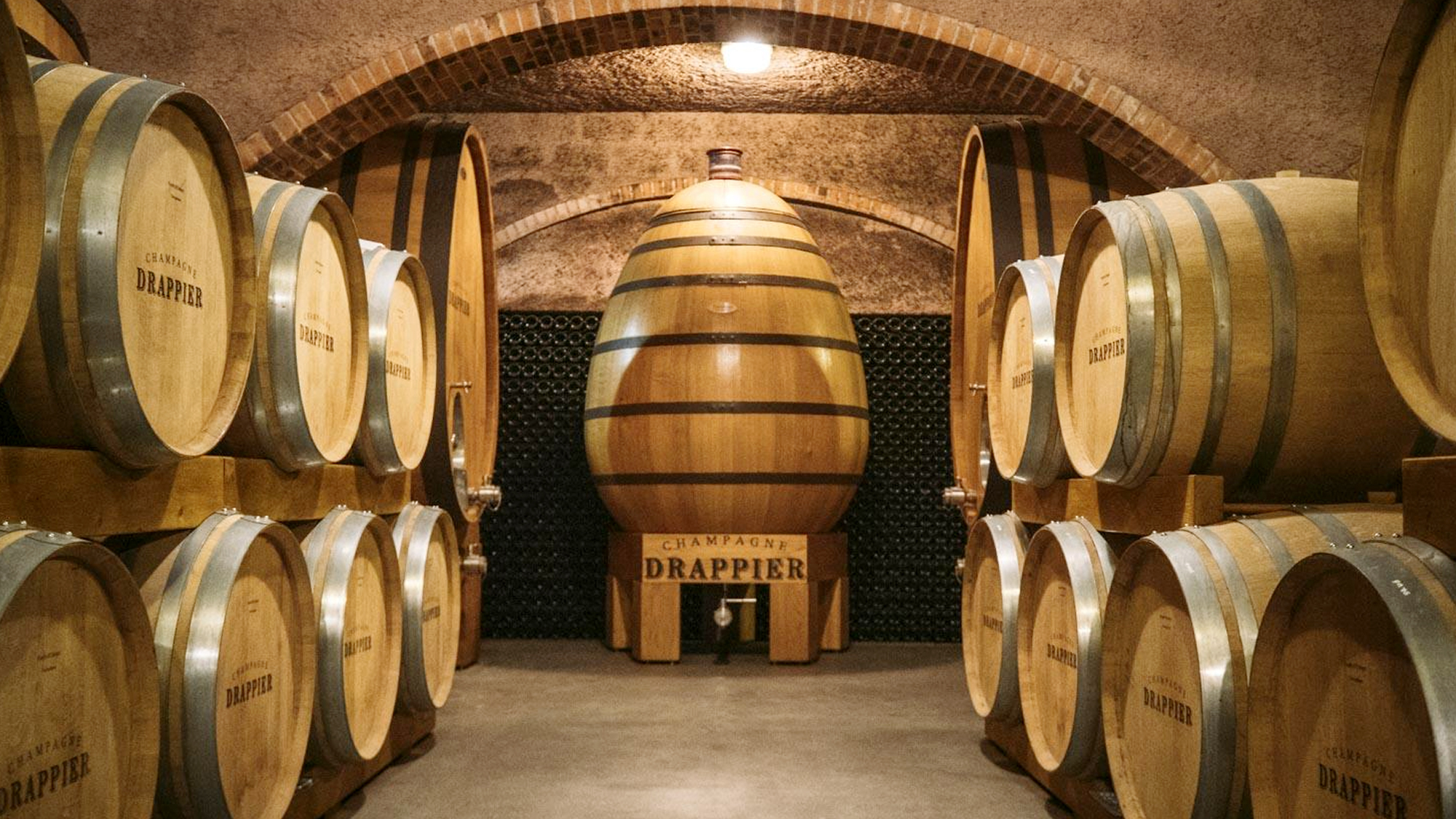 Piwnice Champagne Drappier w Urville – dębowe beczki w historycznych piwnicach domu z Côte des Bar