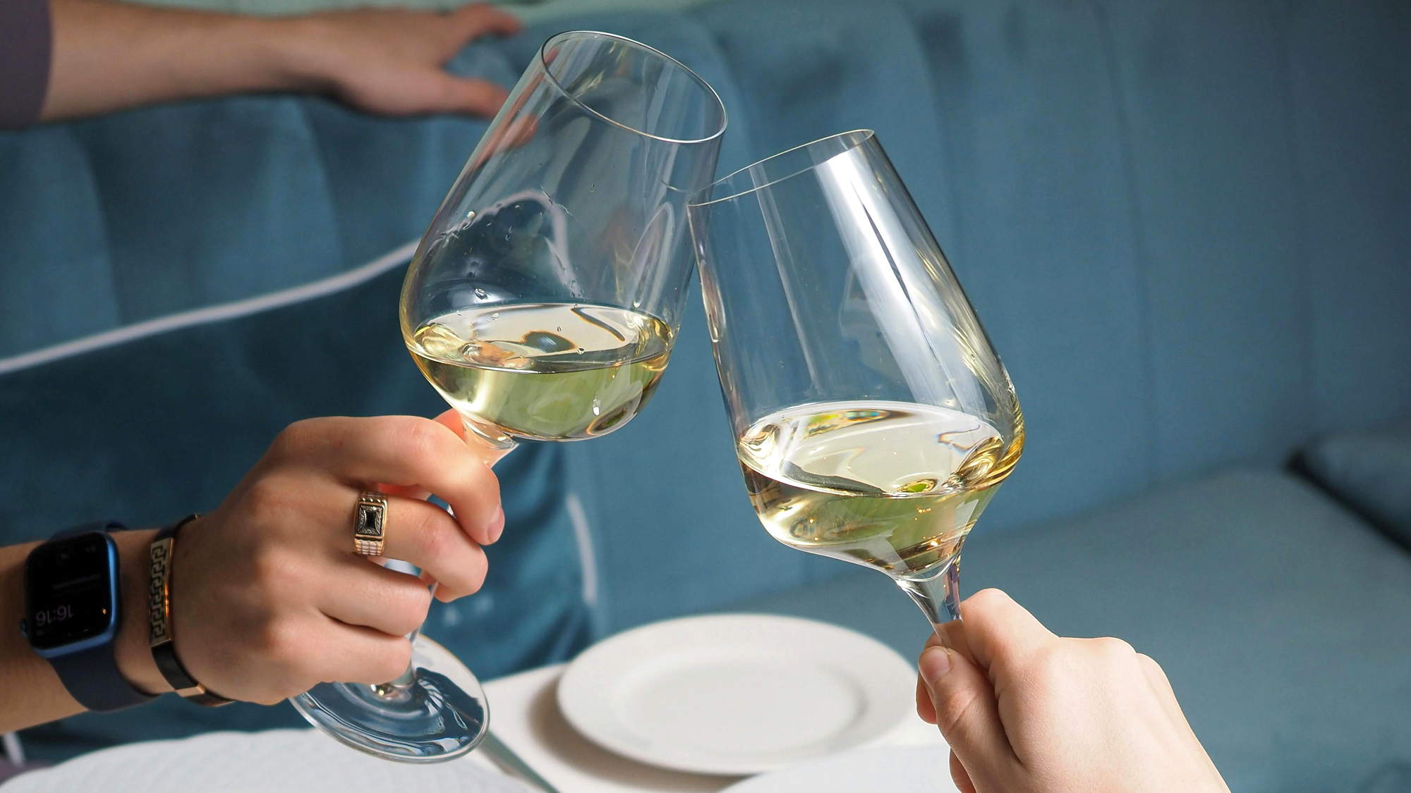 degustacja wina przy stole – kiedy wino potrzebuje czasu