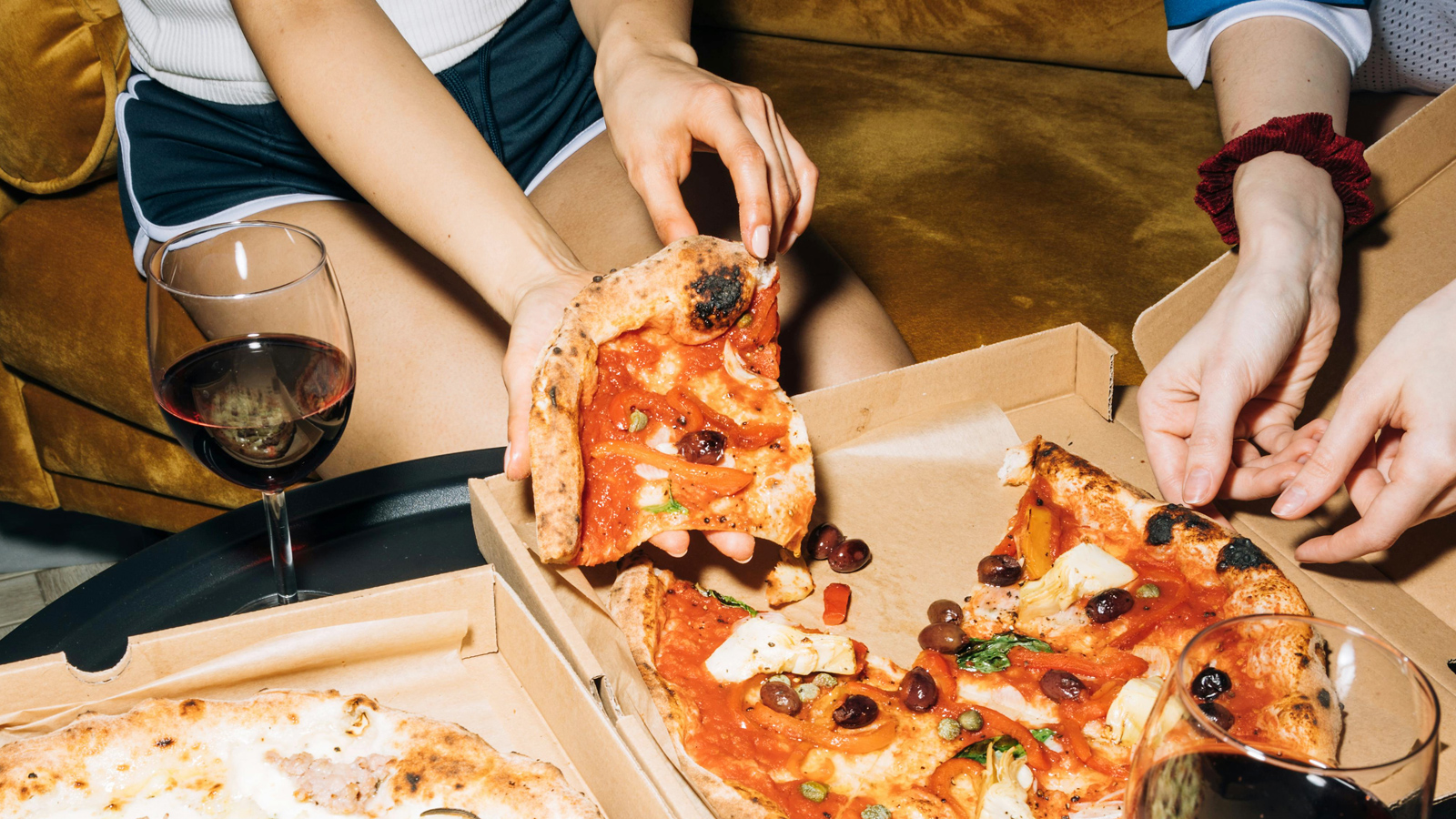 Wino i jedzenie przy stole – jak dobierać wino do potrawy