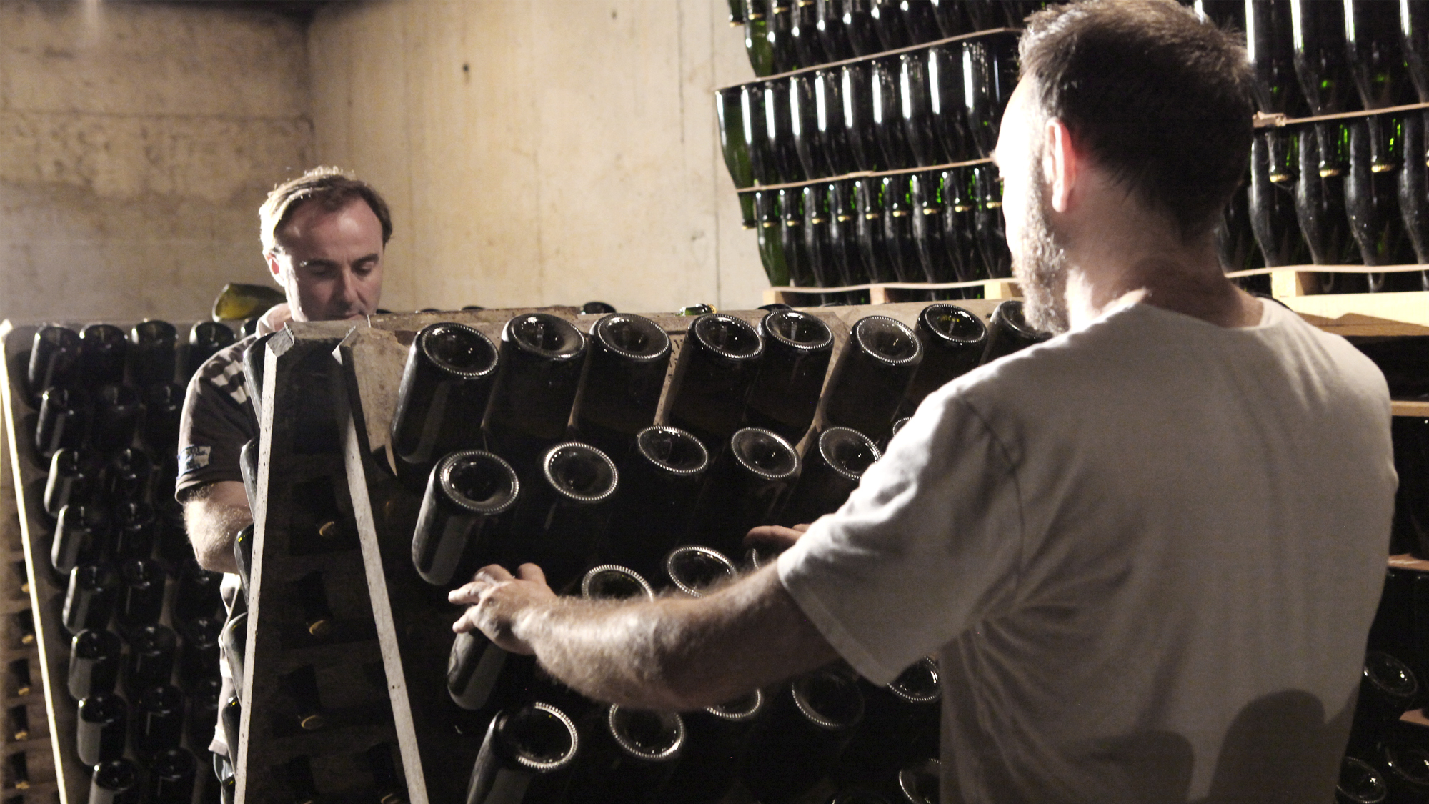 Ręczna praca przy dojrzewaniu cava Rimarts w piwnicy w Sant Sadurní d’Anoia