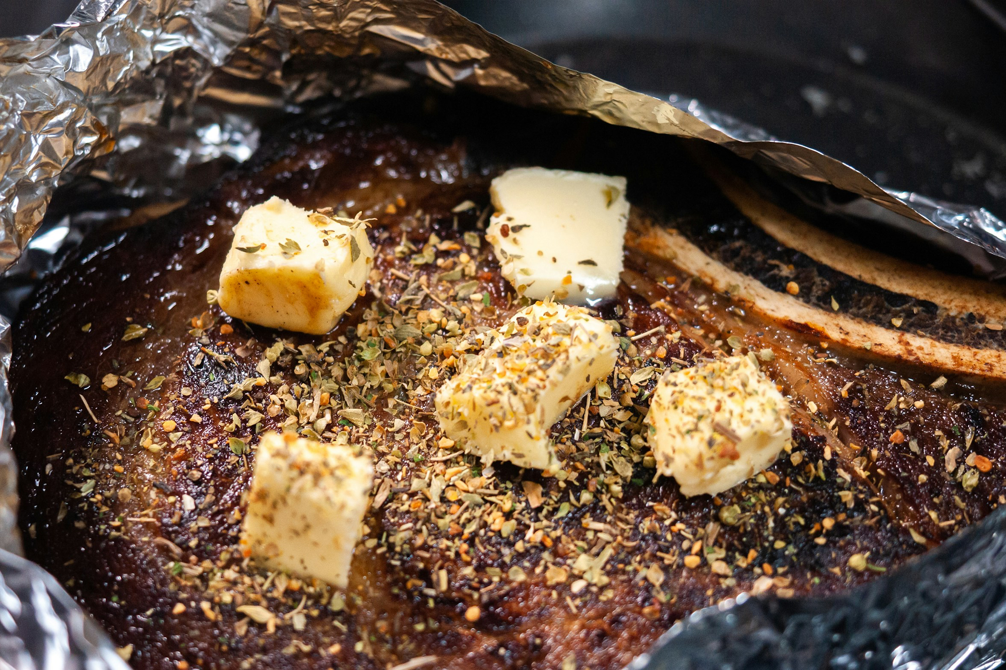 wino do wielkanocnych potraw – esencja po pieczeniu szynki z czosnkiem i ziołami