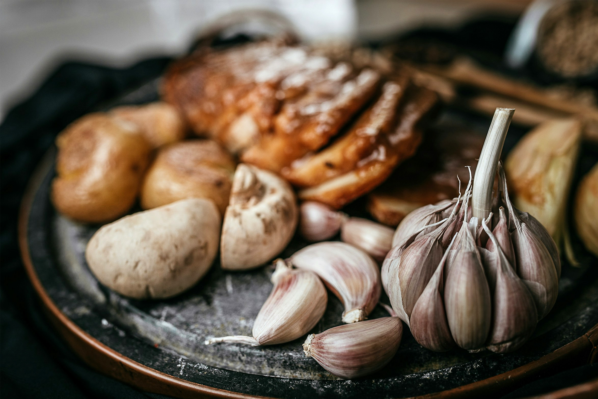 pieczona szynka wielkanocna z czosnkiem i rozmarynem