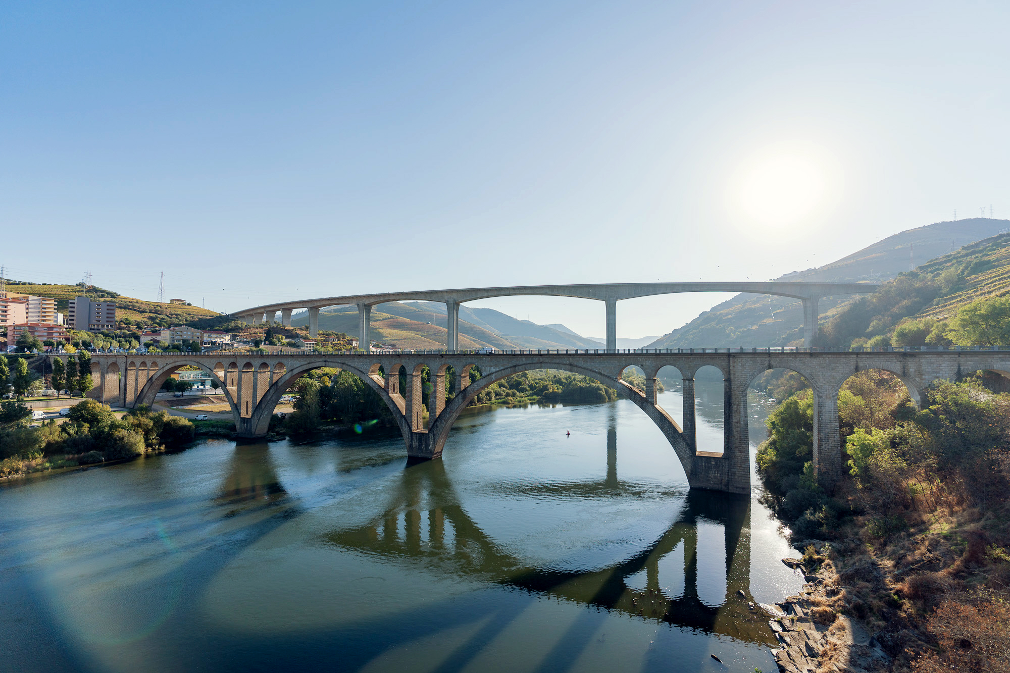 Widok na rzekę Douro i most w dolinie winiarskiej w Portugalii