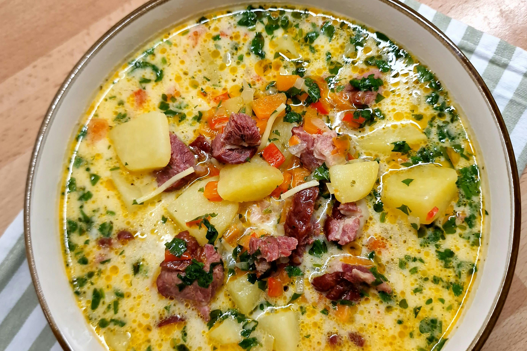 wino do wielkanocnych potraw – żurek wielkanocny z kiełbasą i jajkiem