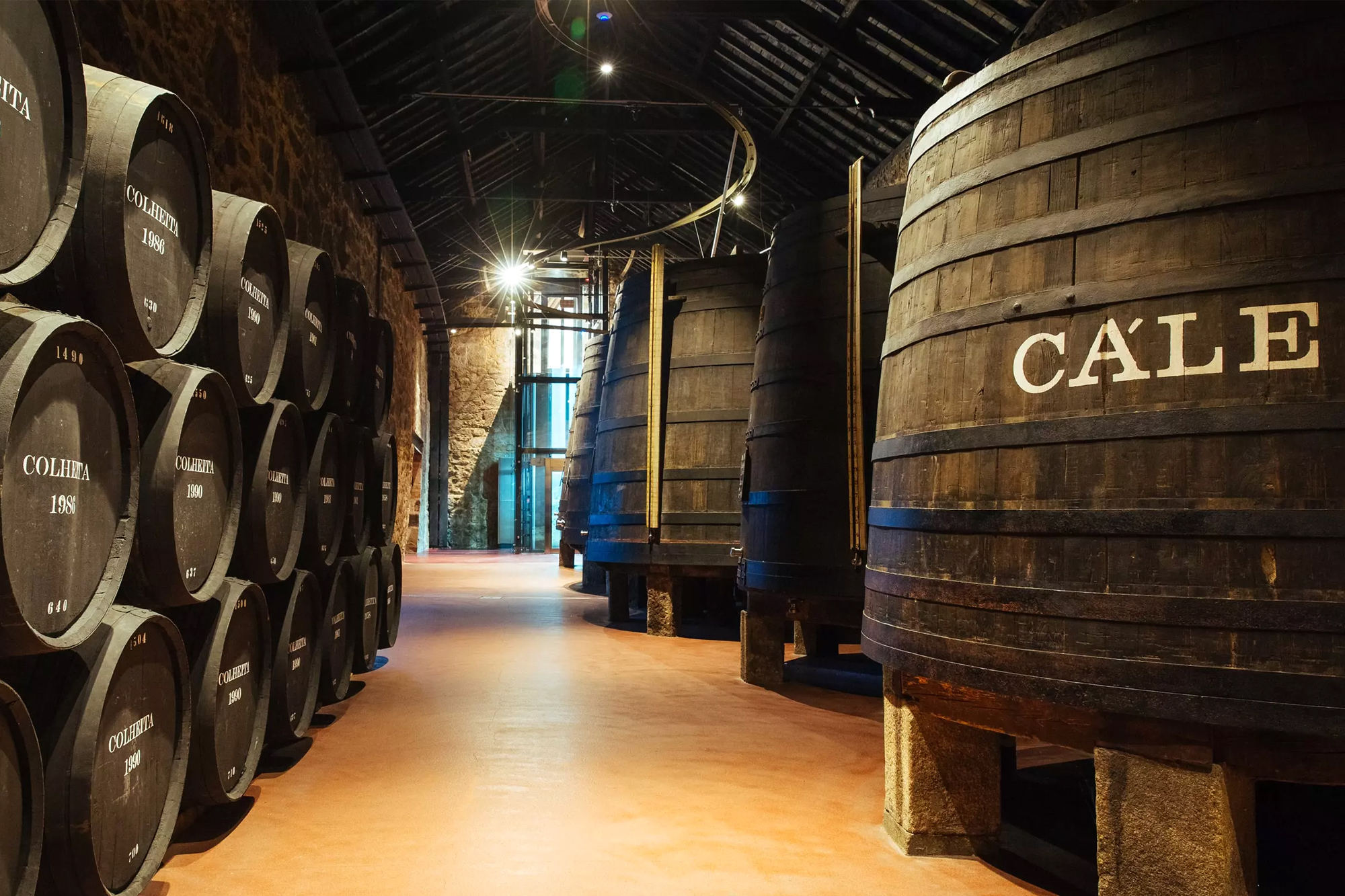 Beczki z porto w piwnicy Cálem w Vila Nova de Gaia