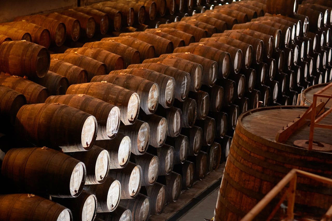Beczki z dojrzewającym winem porto w piwnicy w Vila Nova de Gaia