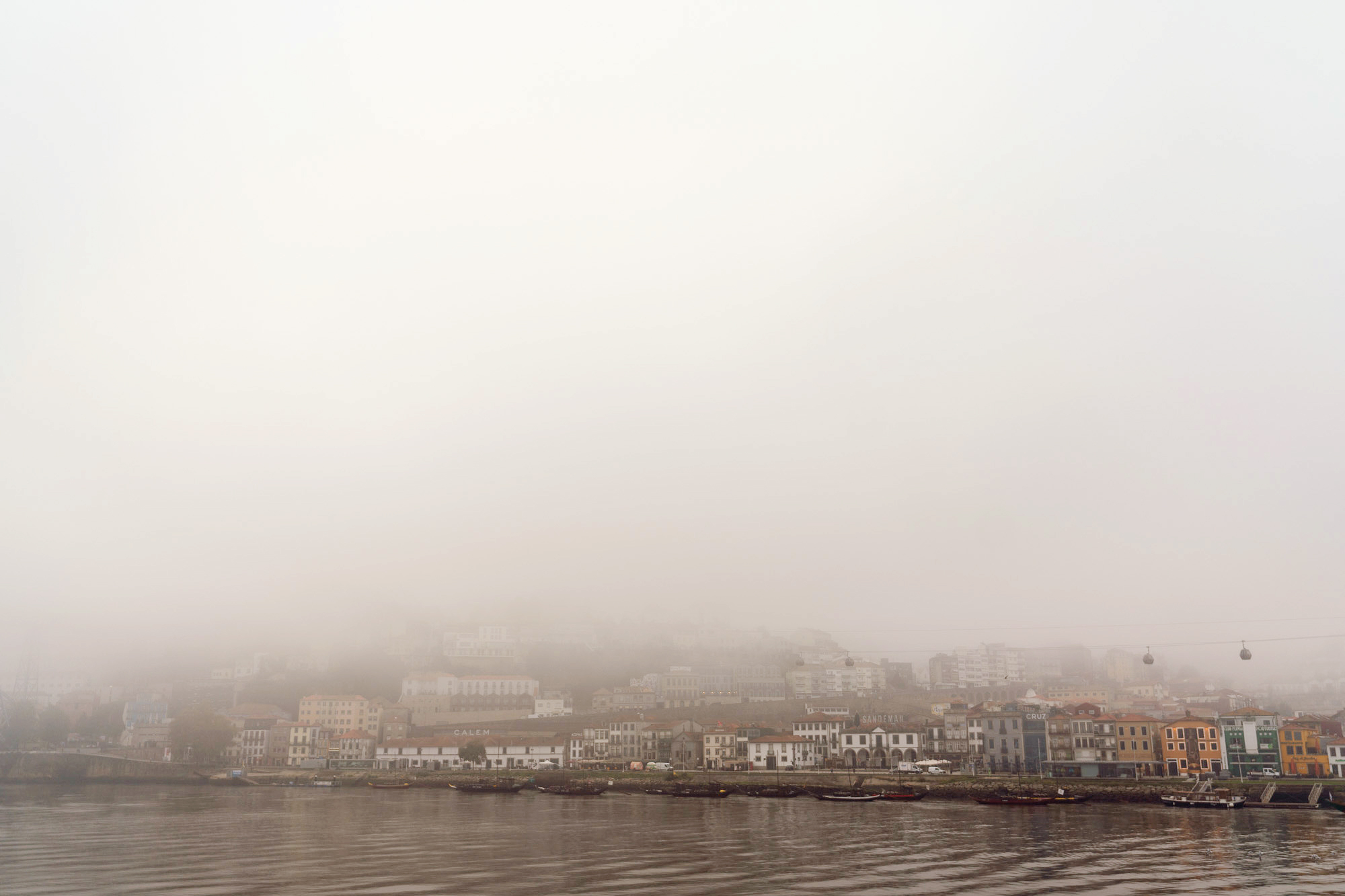 Widok na Porto i rzekę Douro we mgle