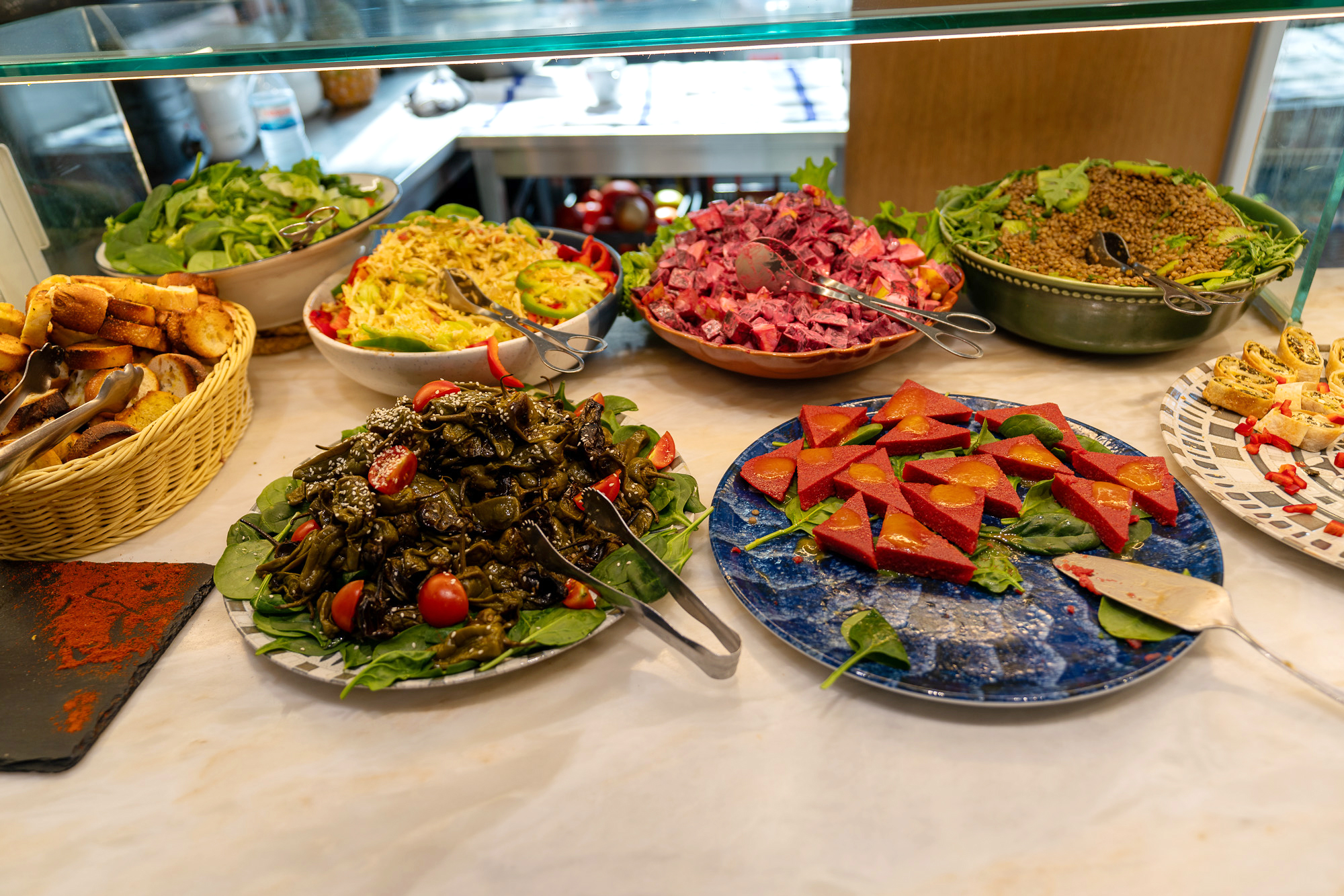 Talerze z jedzeniem podawanym do porto