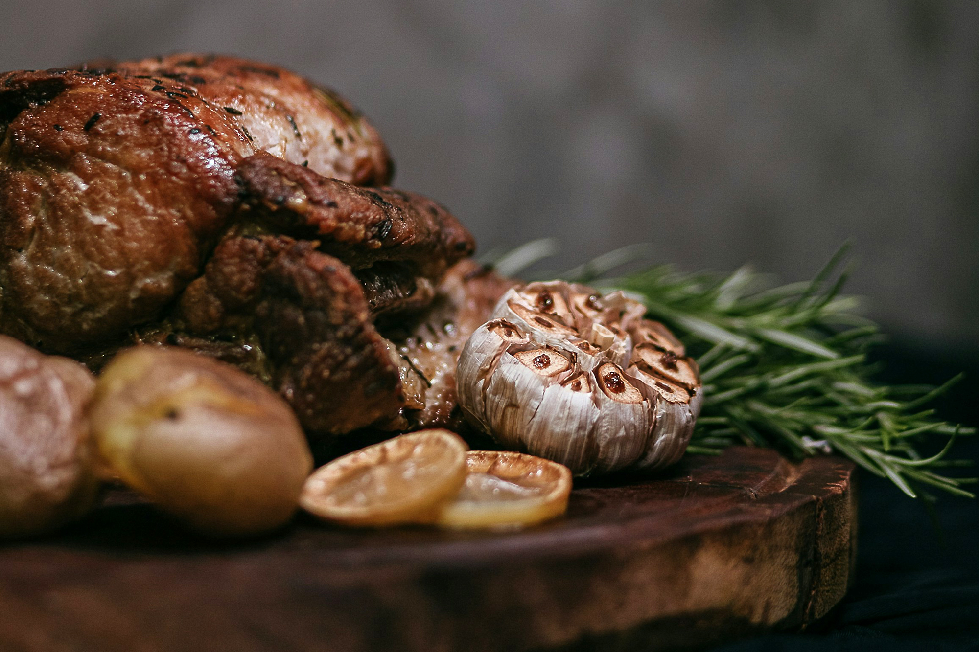 wino do wielkanocnych potraw – pieczona szynka z czosnkiem i ziołami