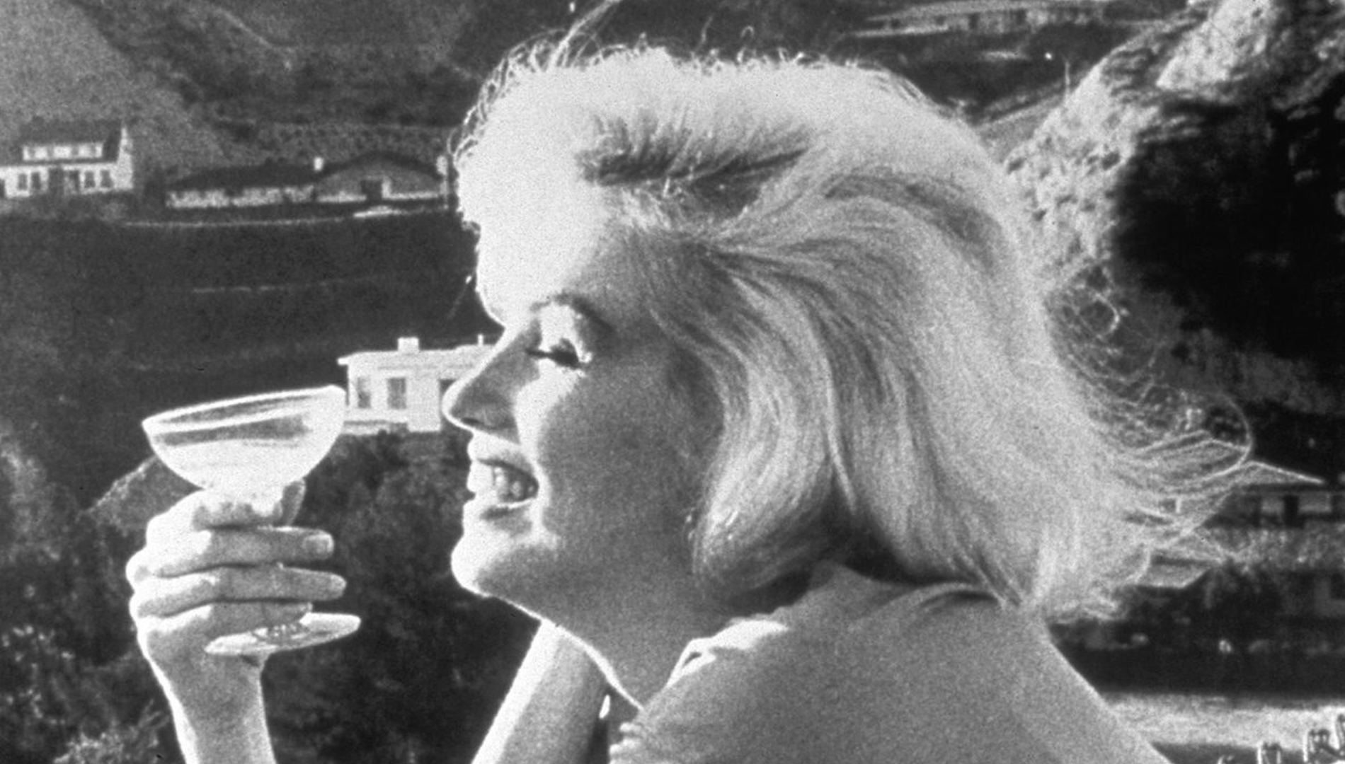 Kieliszek szampana w hollywoodzkim klimacie popkultury
