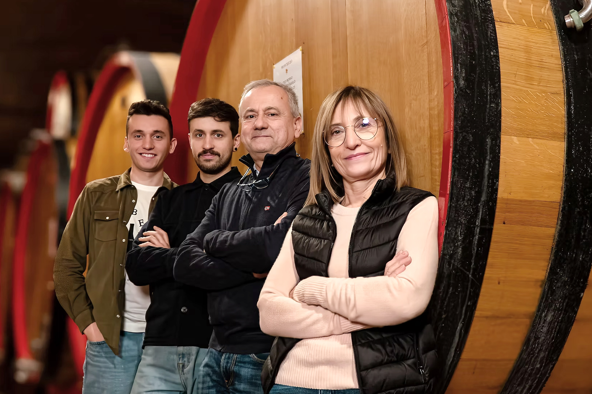Rodzina Monchiero w piwnicy z beczkami Barolo