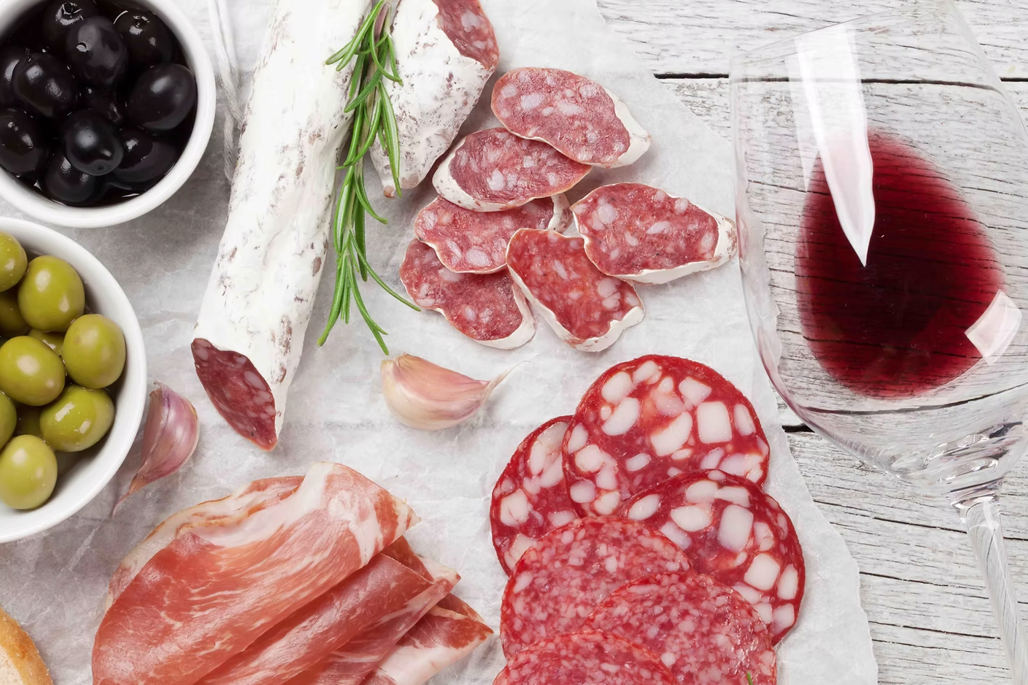 Kuchnia Piemontu - wino Monchiero do wędlin i antipasti